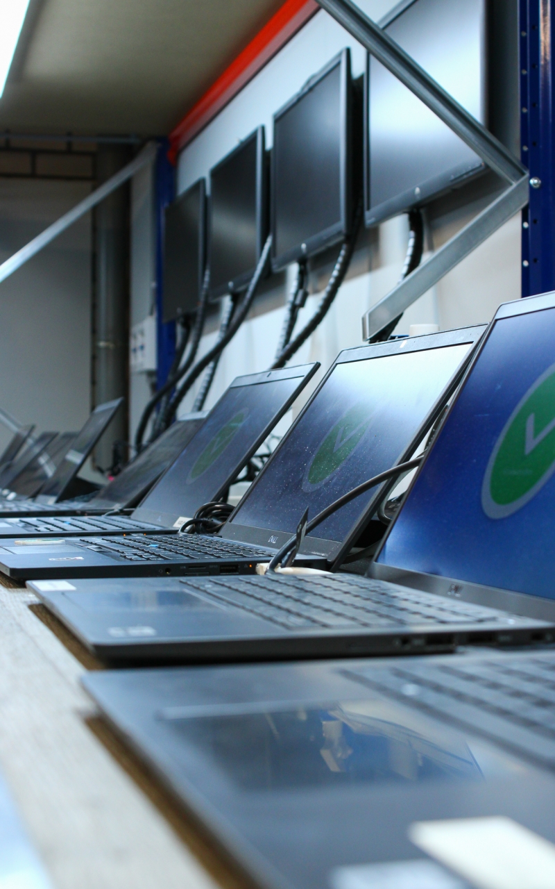 Een gebruikte laptop is aangesloten op wipesoftware die actief oude data verwijdert, als onderdeel van Aronto’s verantwoorde en gecertificeerde datavernietigingsproces.